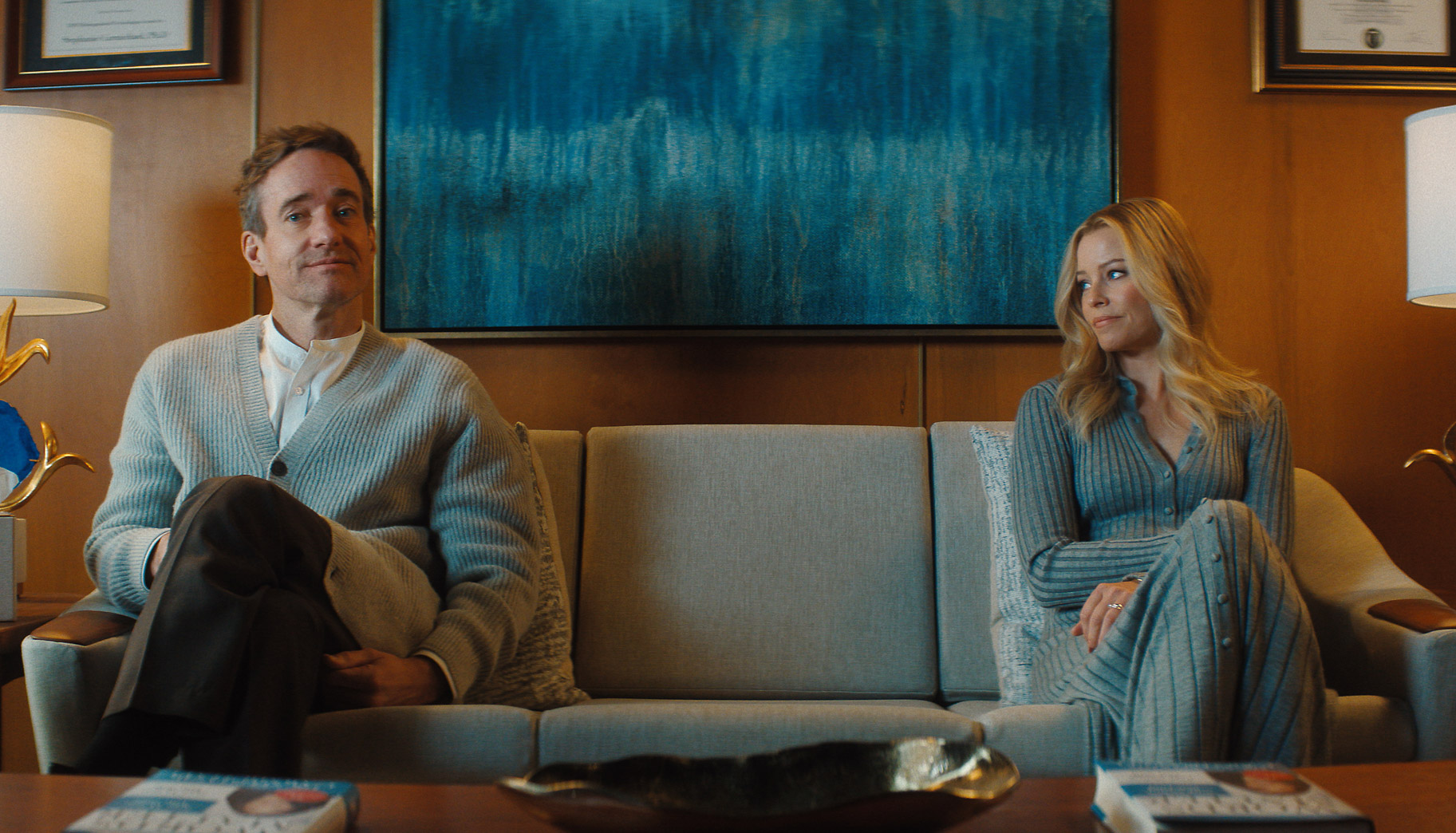 Matthew Macfadyen as Les and Elizabeth Banks as Lindy during The Miniature Wife Season 1.