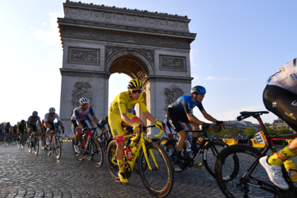 Cyclists pass the Arc du Triomphe in the Tour de France