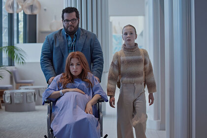 Isla Fisher, Josh Gad, and Ariel Donoghue in Wolf Like Me Season 2