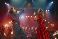 Mike (Hugh Jackman) and Claire (Kate Hudson) sing onstage together in Song Sung Blue (2025).