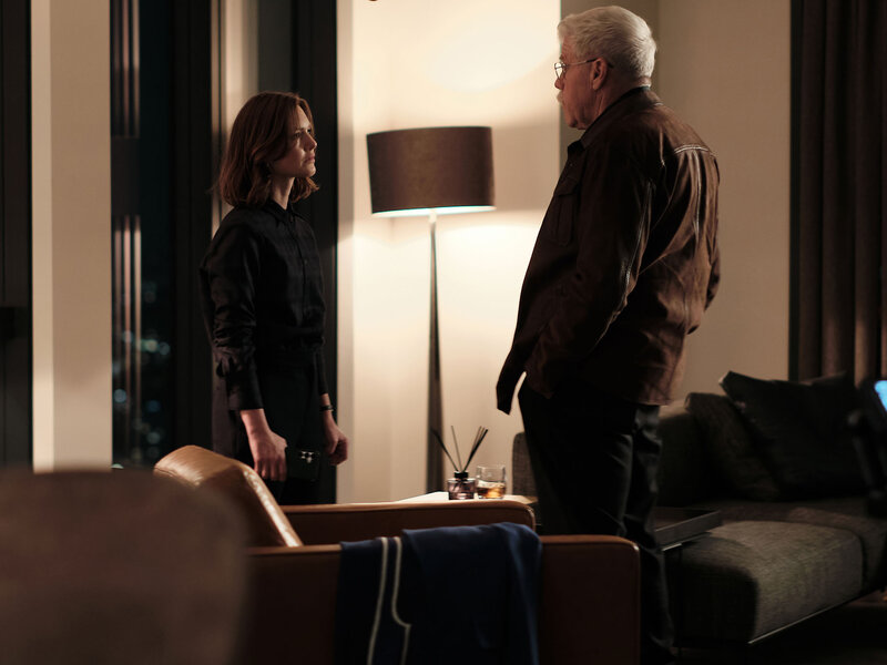 Holliday Grainer as DCI Rachel Carey and Ron Perlman as Frank Napier during The Capture Season 3 Episode 1.