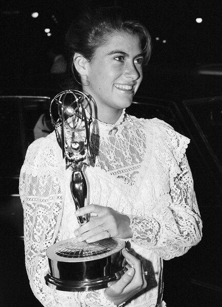 Roxana Zal smiles and holds her Emmy award in 1984.