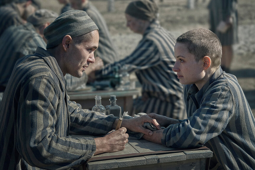 Jonah Hauer-King (R) and Anna Próchniak (L) in The Tattooist Of Auschwitz