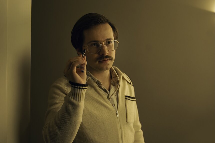 Ray (Nicholas Podany) holds a little device on Ponies Episode 105.