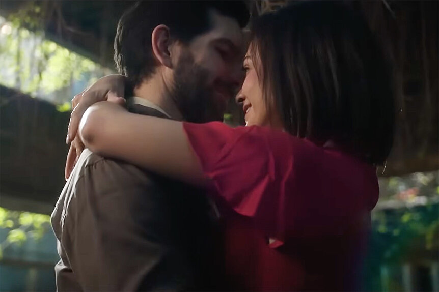 Two characters hug in Lobo, Morir Matando Season 1.