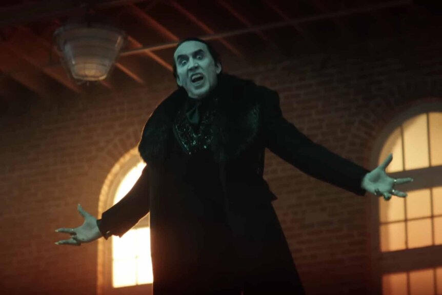Conde Dracúla (Nicolas Cage) floats and snarls in Renfield (2023).
