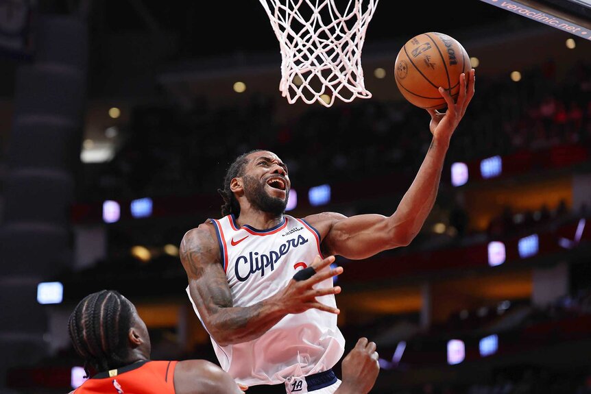 Kawhi Leonard of the Los Angeles Clippers shoots a lay up against the Houston Rockets.