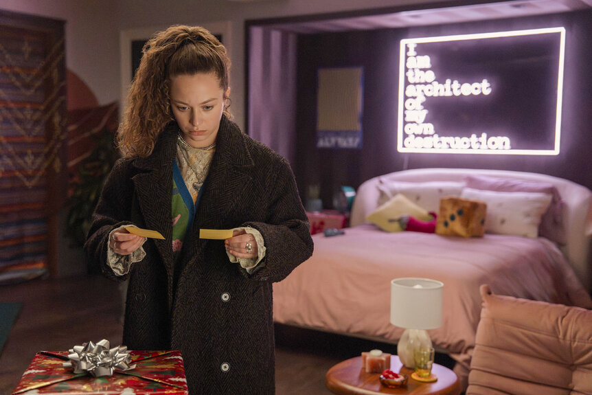 Lulu (Sofia Rosinsky) looks at post it notes in The Miniature Wife Season 1.