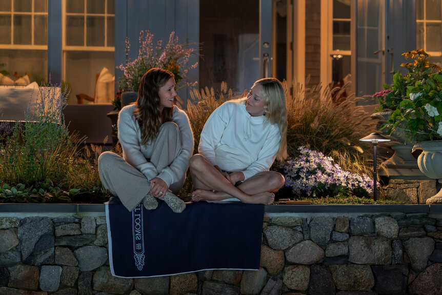Jennifer Garner as Hollis and Chloe Sevigny as Tatum sitting by a pool in The Five Star Weekend Season 1.