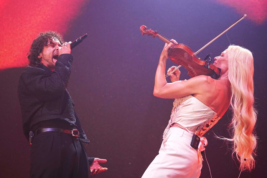 Parkkonen sings as Linda Lampenius plays violin during Eurovision Party 2026.