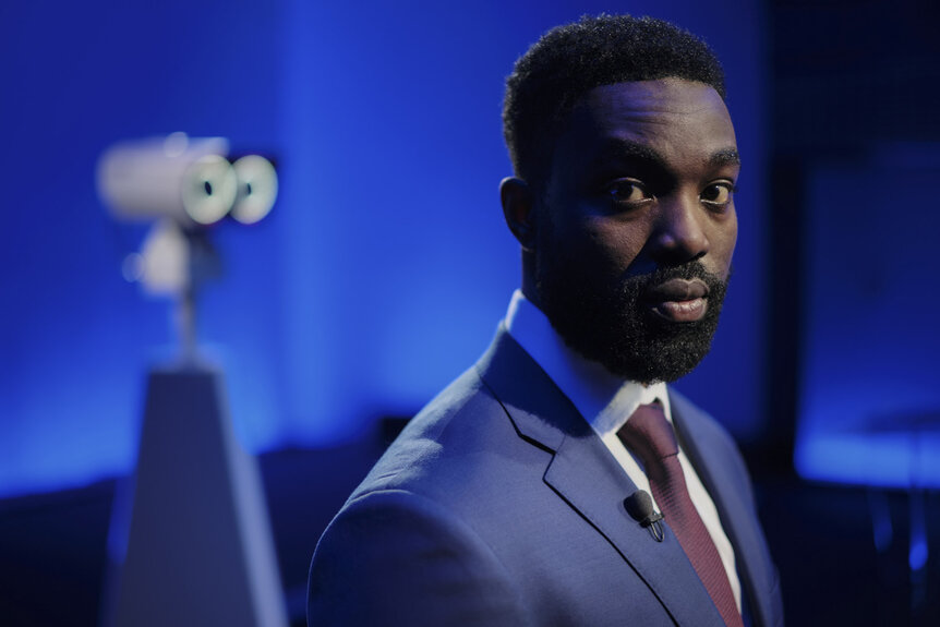 Isaac Turner (Paapa Essiedu) looking onward on The Capture Season 3 Episode 1.