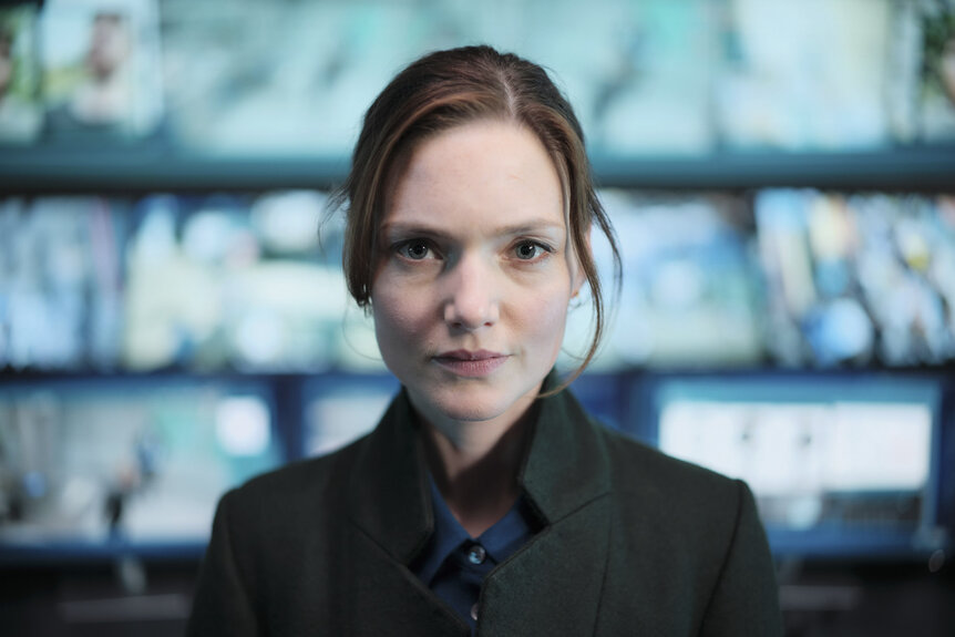 Rachel Carey (Holliday Grainer) on The Capture Season 3 Episode 2.
