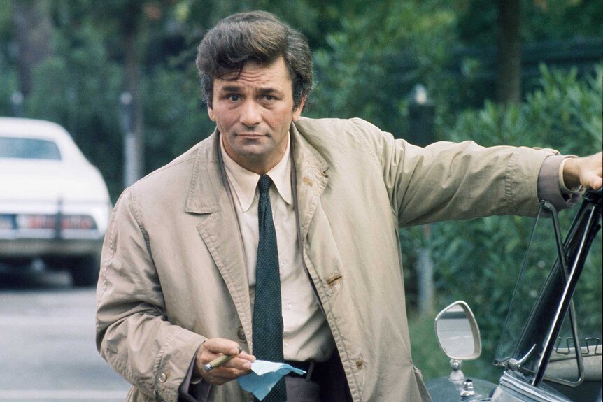 Lieutenant Columbo holding onto a car in Columbo Season 4 Episode 3.