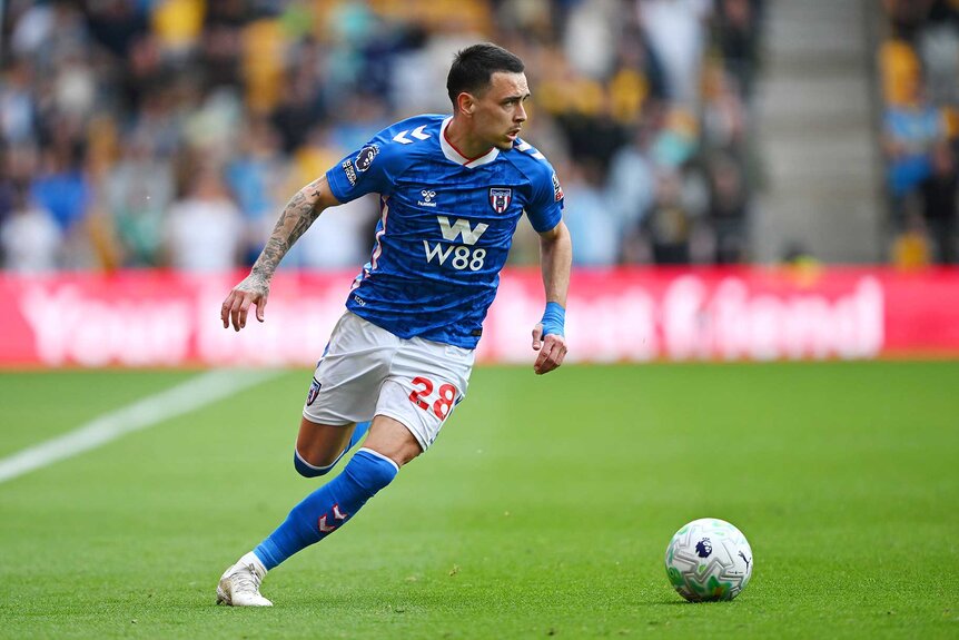 Enzo Le Fee of Sunderland runs with the ball during the Premier League match between Wolverhampton Wanderers and Sunderland.