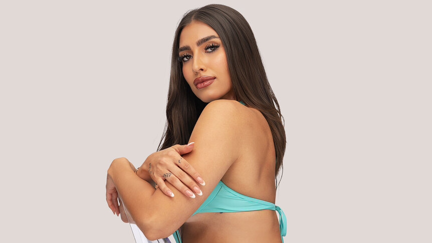 Parmida bombshell portrait in love island season 8.