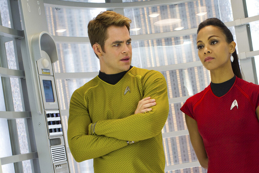 Capt. James T. Kirk (Chris Pine) and Nyota Uhura (Zoe Saldaña) in Star Trek Into Darkness (2013).